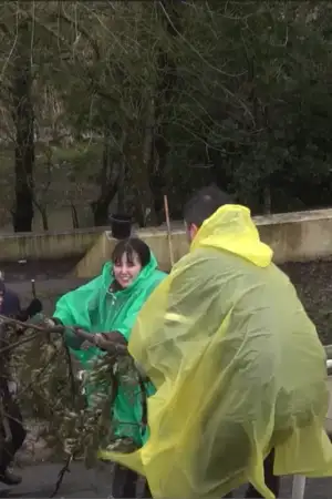 Mãos solidárias dos voluntários limpam a destruição na freguesia da Maceira